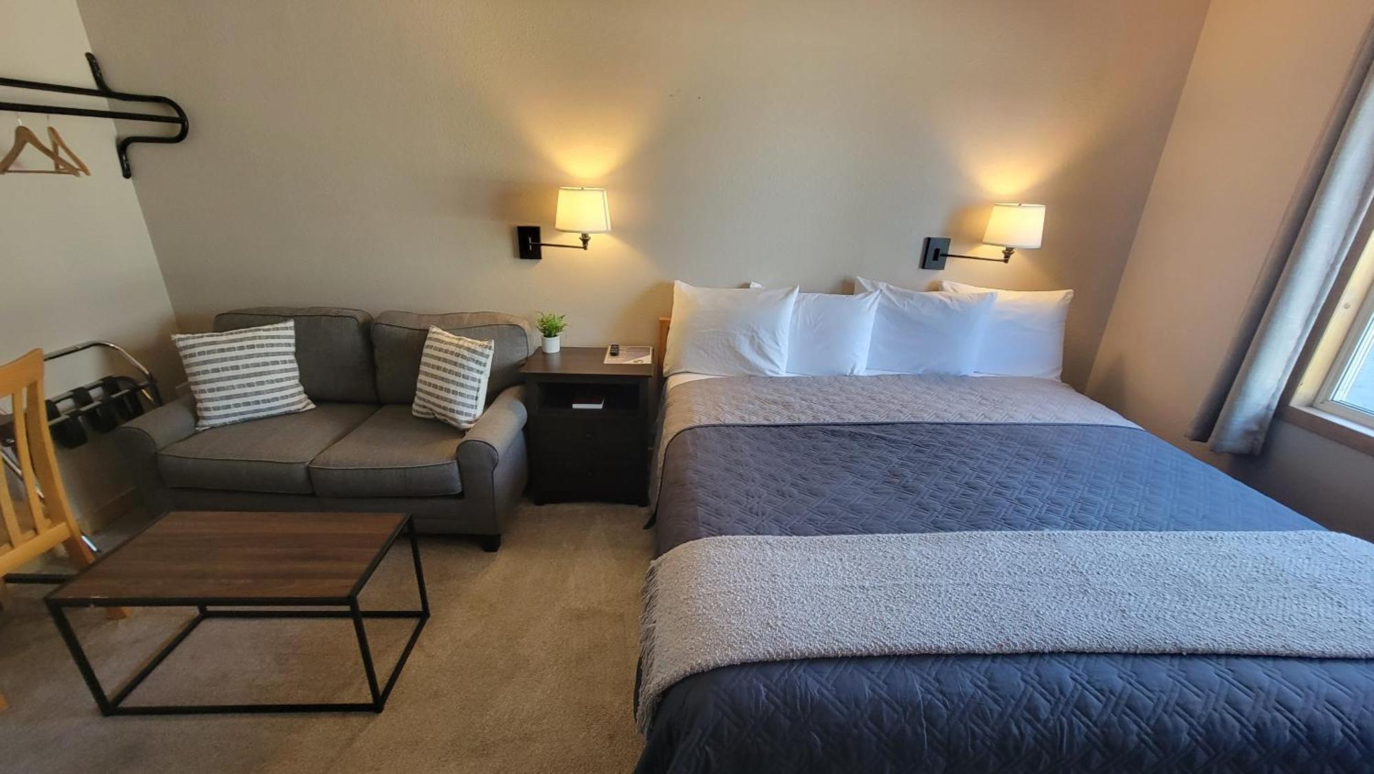 The Golden Bear Motel Ток Екстериор снимка