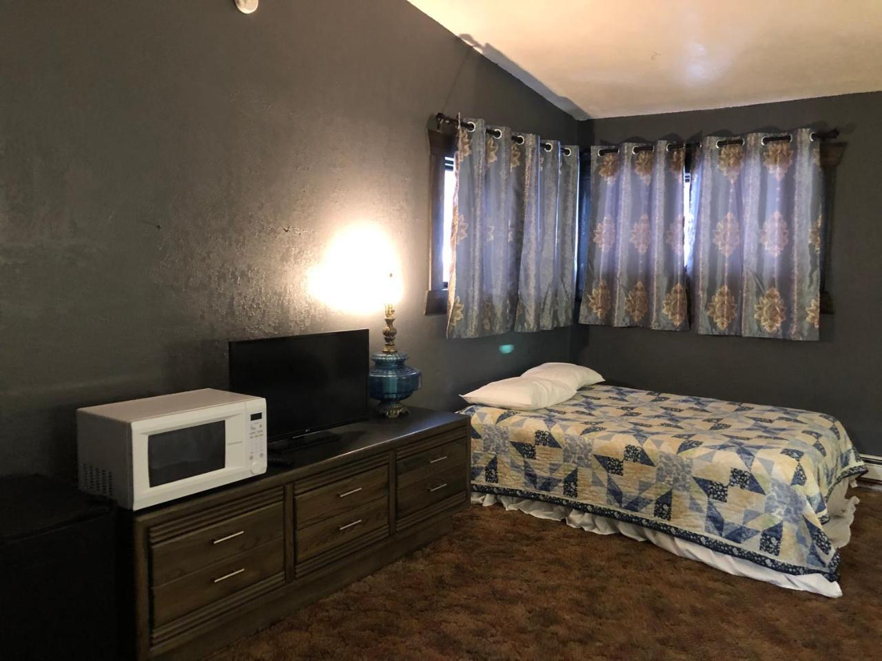 The Golden Bear Motel Ток Екстериор снимка