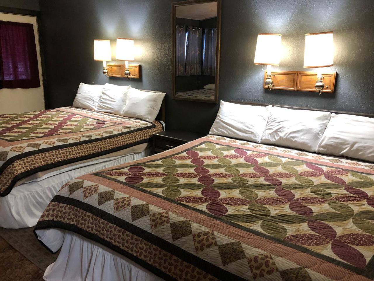 The Golden Bear Motel Ток Екстериор снимка
