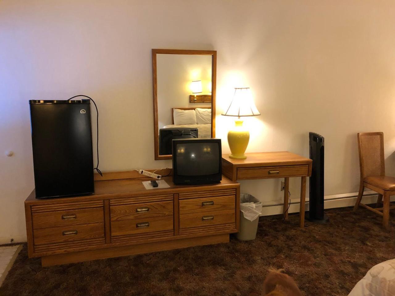 The Golden Bear Motel Ток Екстериор снимка