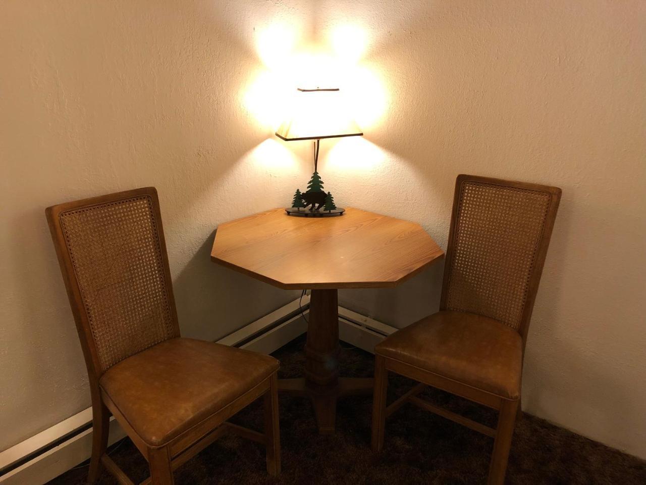 The Golden Bear Motel Ток Екстериор снимка